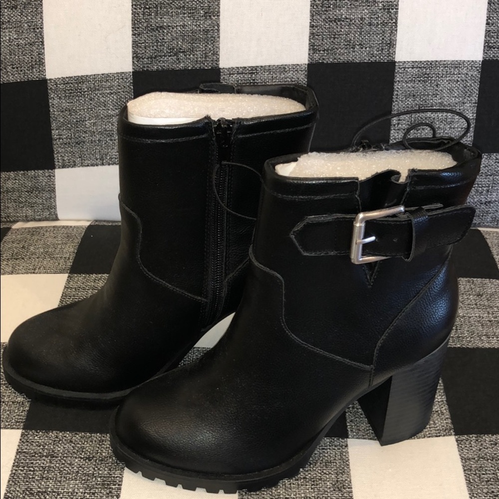 Women’s black heeled boots 👢